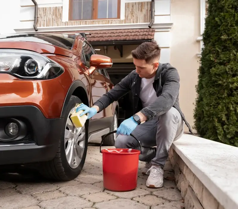 Lavage auto à domicile Javaugues : professionnel intervenant sur un véhicule